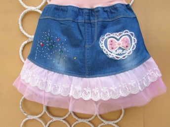 夏季童裝批發(fā)新風(fēng)尚 廣州工廠直銷(xiāo)超可愛(ài)蕾絲牛仔褲