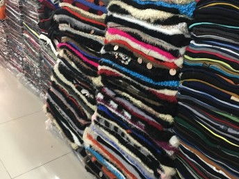 超便宜服裝尾貨雜款T恤 北京折扣店模式與工廠尾貨商機(jī)解析